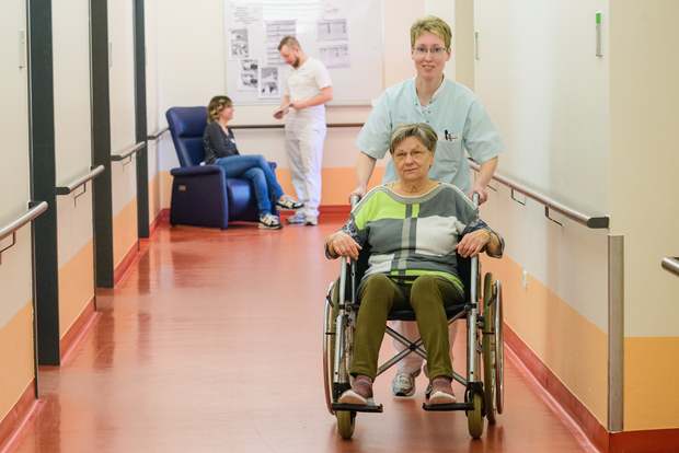 Ausbildung Gesundheits- und Krankenpflegehelfer/in | Patientin im Rollstuhl