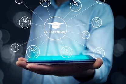 Symbolbild, ein Smartphone als Informationszentrale in der Hand